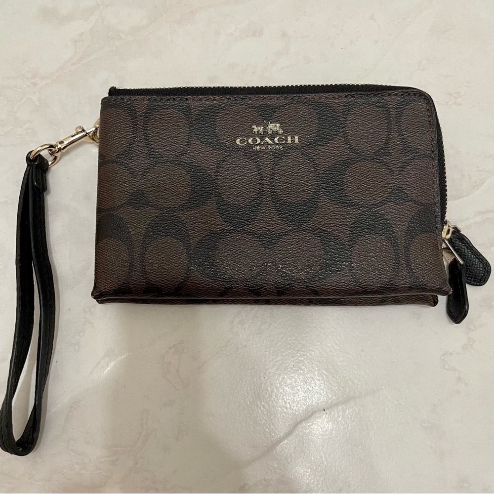 SALE SALE🚨COACH WRISTLET MONOGRAM 🤎